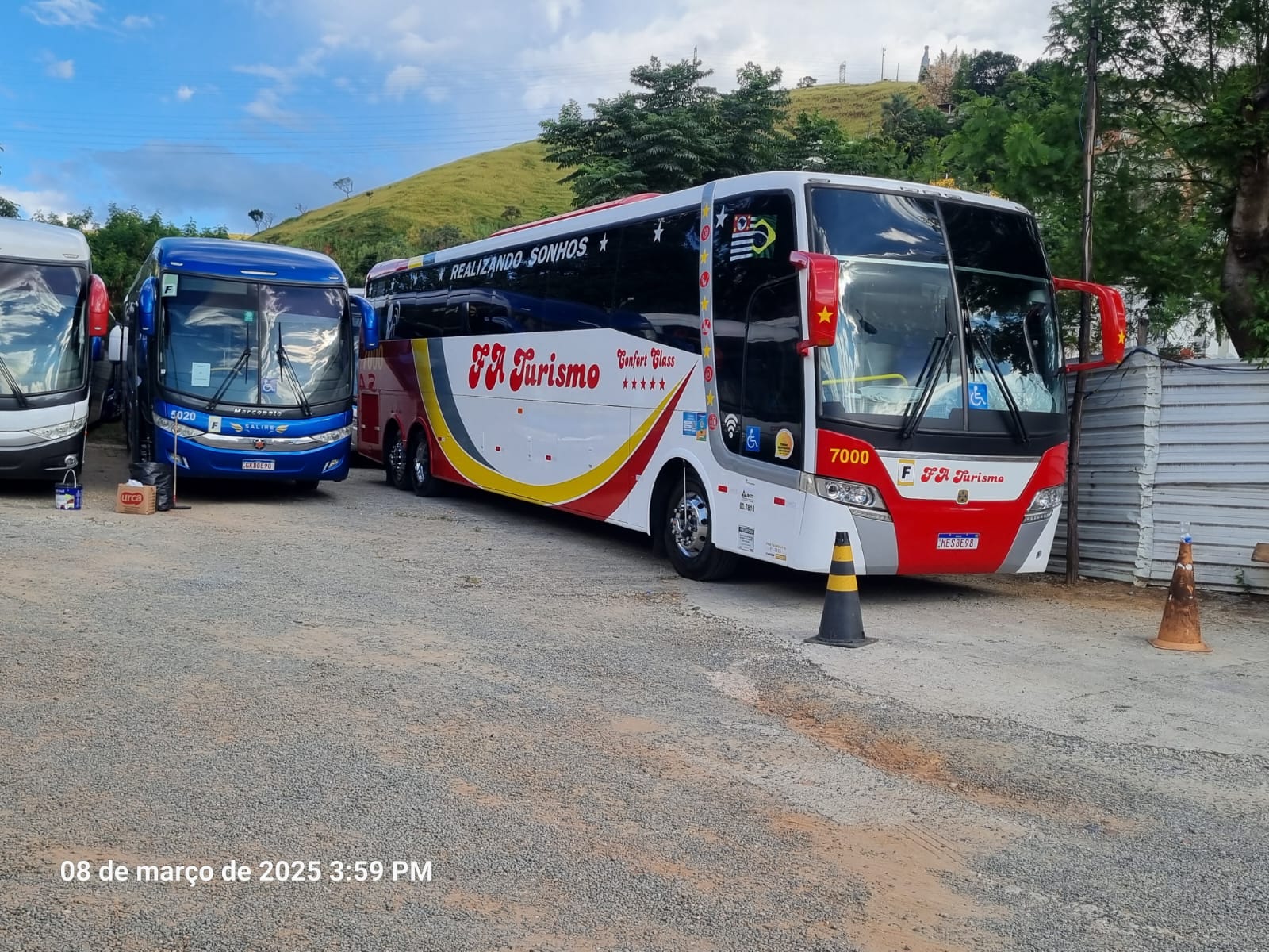 Ônibus da Faturismo pronto para um fretamento