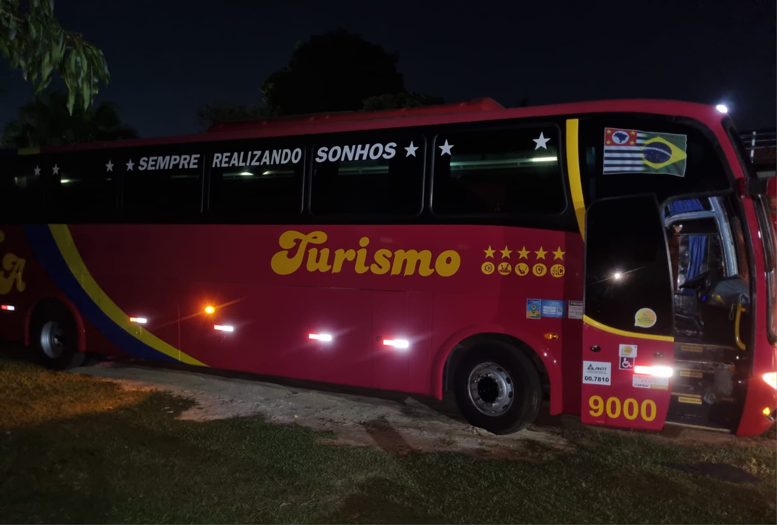 Lateral do ônibus adesivado da Faturismo